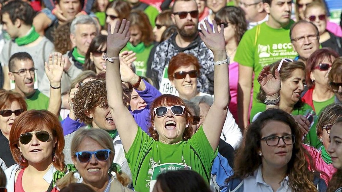 Asistentes a una marcha contra el cáncer .-J.M. LOSTAU