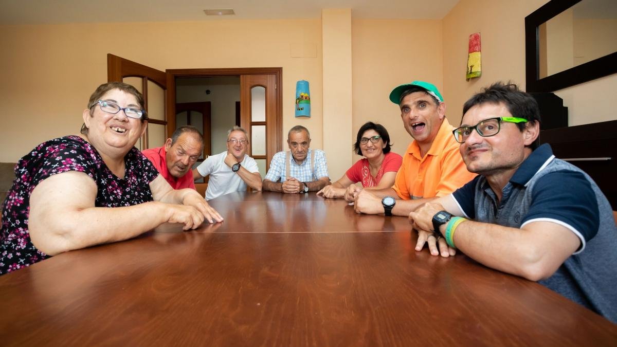 Marimar, Eusebio, Paco, Quirino, Pili, Quico y Miguel Ángel, en la vivienda tutelada de Villalón.-PABLO REQUEJO