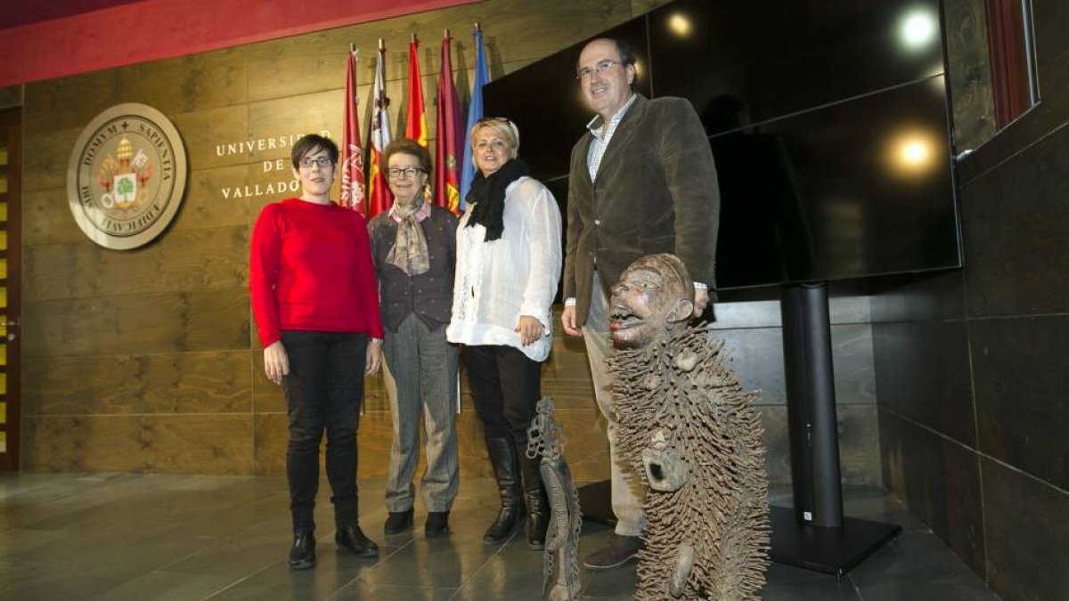 Oliva Cachafeiro, coordinadora de la Fundación Arellano Alonso; Ana Alonso, presidenta de Honor de la Fundación Arellano Alonso; Amelia Aguado, directora de la Fundación Arellano Alonso y José Ramón González, vicerrector de Relaciones Internacionales y Ex-Ical