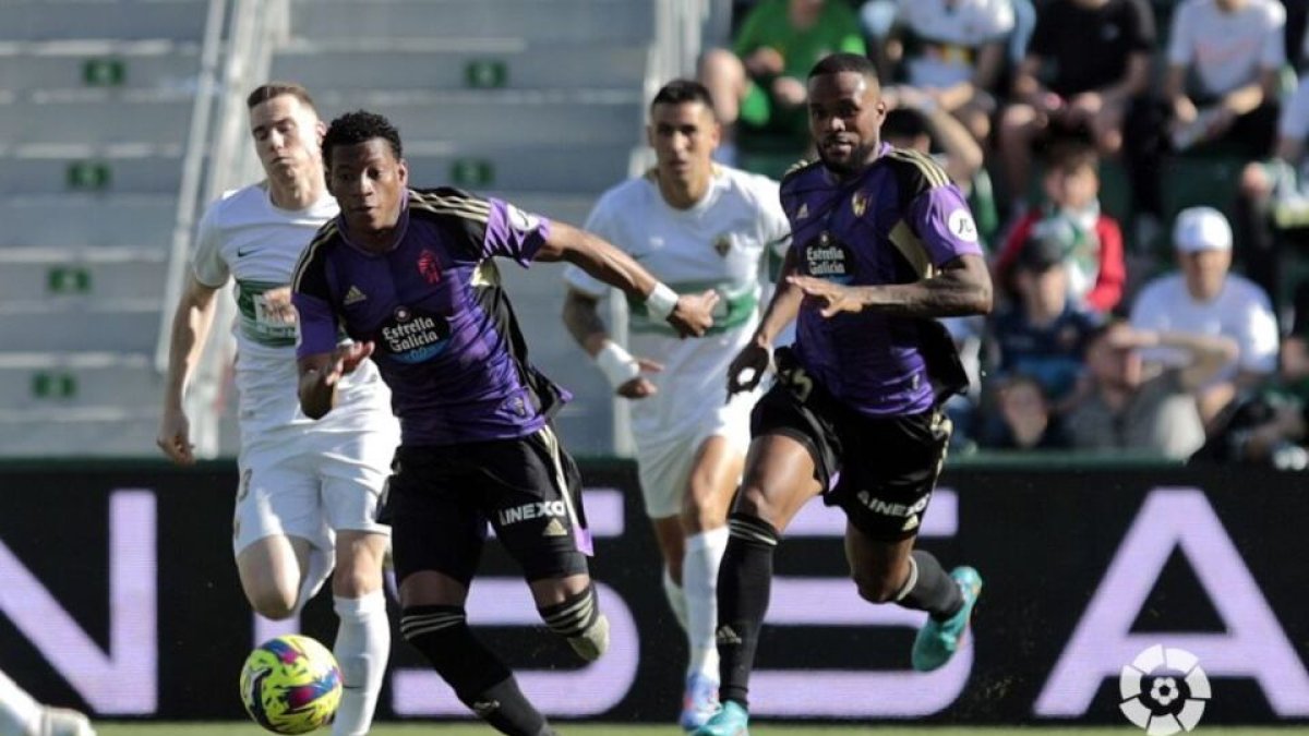 Plata lanza una jugada de ataque en Elche. / LA LIGA