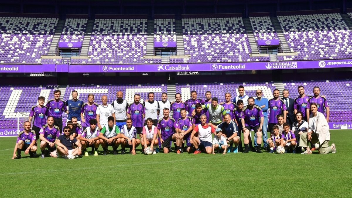 Foto de familia de los participantes en el estadio Zorrilla. / E. M.