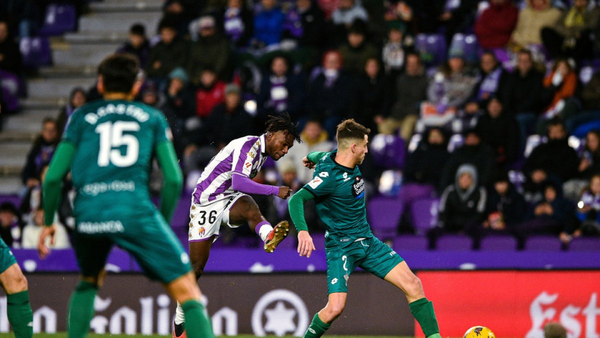 Tunde realiza un centro en el duelo ante el Racing de Ferrol. / RV. / I. SOLA