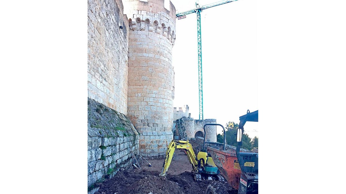 Movimiento de tierras en el camino que circunda la muralla exterior del castillo de Peñafiel. / E.M.