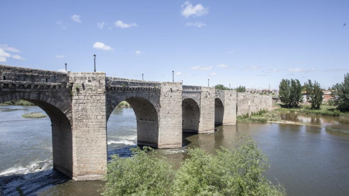 Puente medieval de Cabezón de Pisuerga, que une los dos barrios de la localidad.-PABLO REQUEJO (PHOTOGENIC)