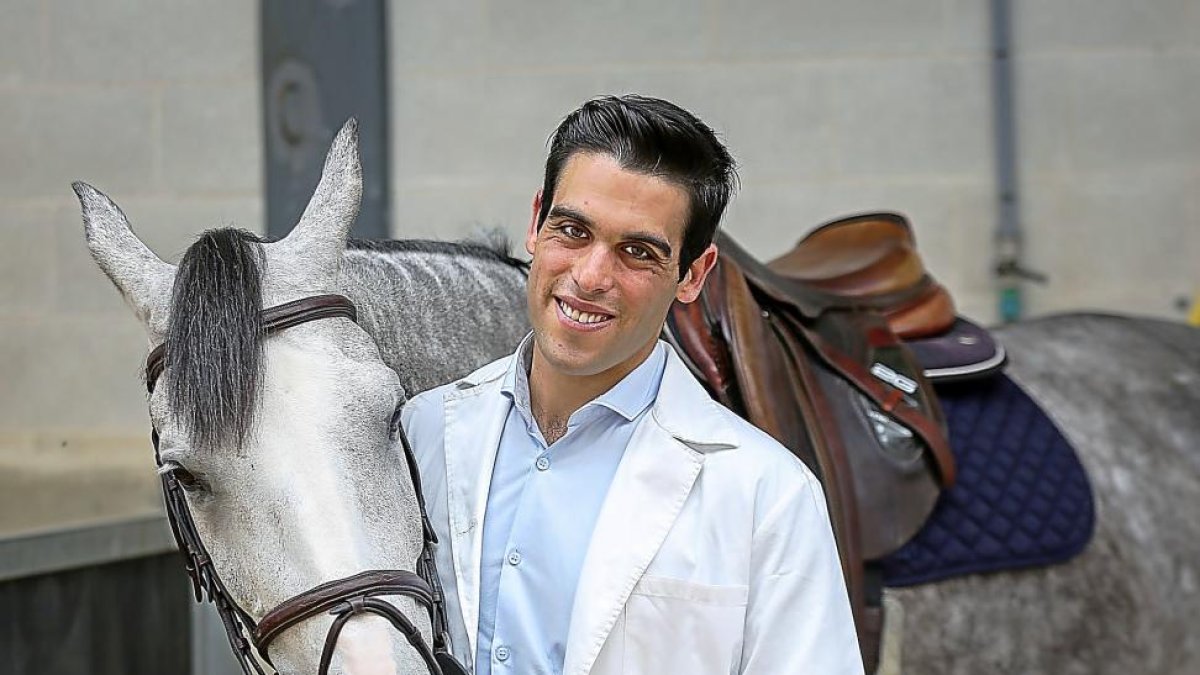 Rodrigo Rubia junto con su caballo en la Real Sociedad Hípica de Valladolid.-PHOTOGENIC
