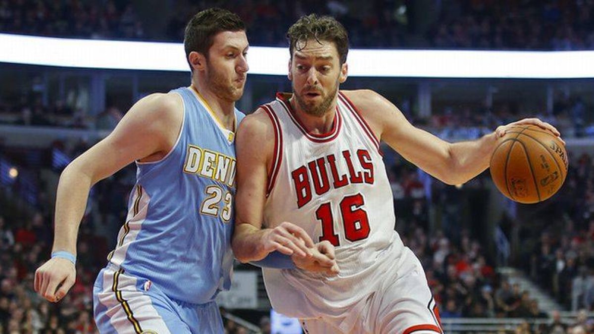 Pau Gasol avanza con el balón ante Jusuf Nurkic, el el partido los Bulls y los Nuggets han disputado en Chicago.-Foto: EFE / KAMIL KRZACZYNSKI