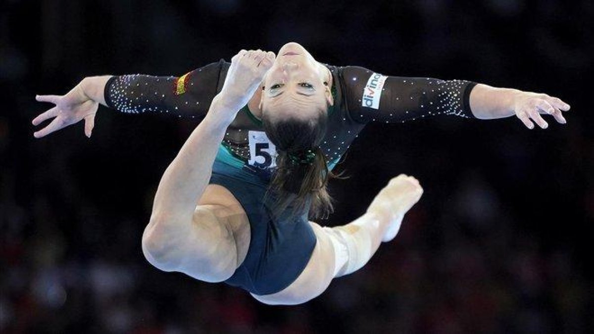 Roxana Popa, durante el ejercicio sobre la barra de equilibrio en Stuttgart.-