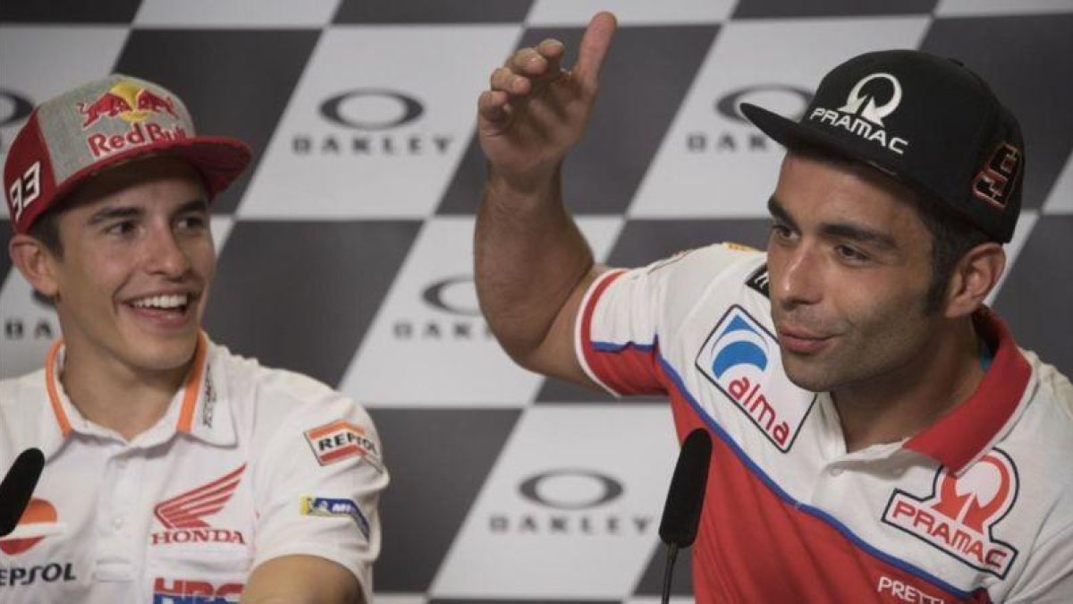 Dani Petrucci, a la derecha, bromea con Marc Márquez, con quien mantiene una buena relación, en la conferencia de prensa de Mugello.-GETTY / MIRCO LAZZARI