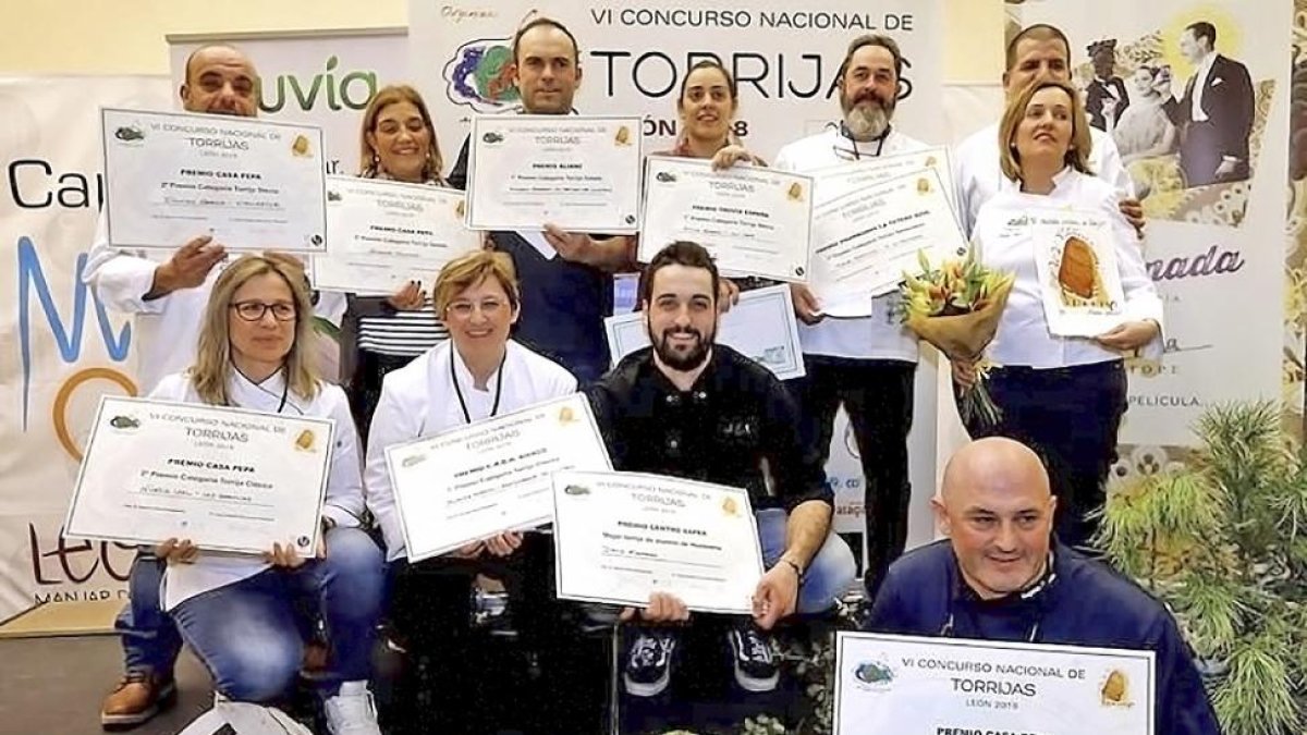 De arriba a abajo:foto de grupo de los ganadores con los diplomas acreditativos.-L.P.