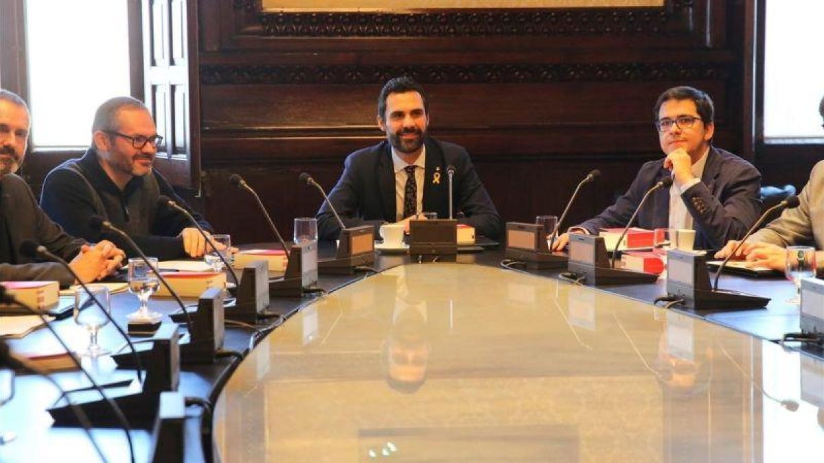 Primera reunión de la nueva Mesa del Parlament, presidida por Roger Torrent.-ELISENDA PONS (ELISENDA PONS)
