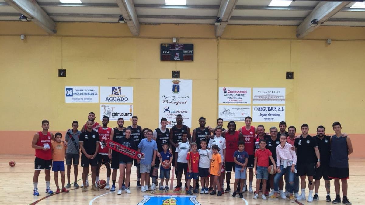 Jugadores y cuerpo técnico del Carramimbre posan ayer con varios aficionados tras la jornada de convivencia realizada en Peñafiel.-EL MUNDO