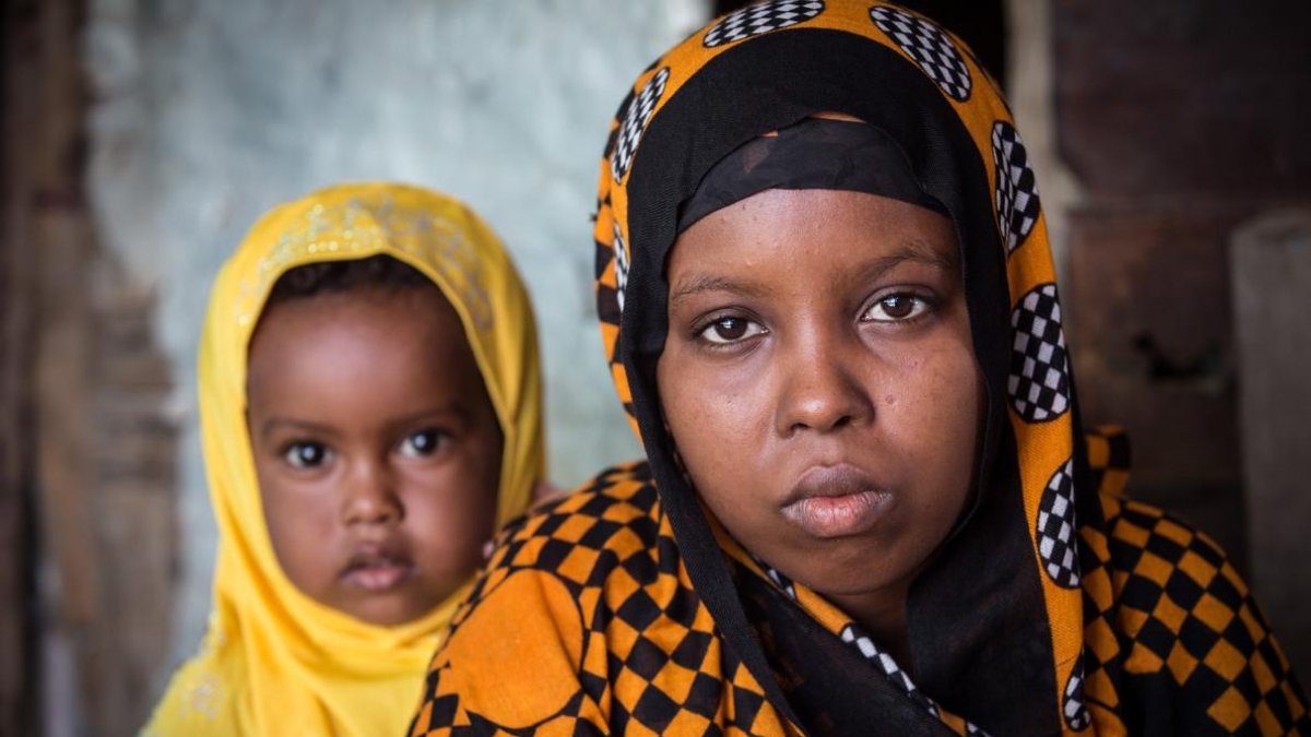 Aisha, somalí de 15 años, obligada a casarse con un hombre de 30 años cuando ella tan solo tenía 13. Al poco tiempo nació su hija Rayan.-COLIN CROWLEY / SAVE THE CHILDREN
