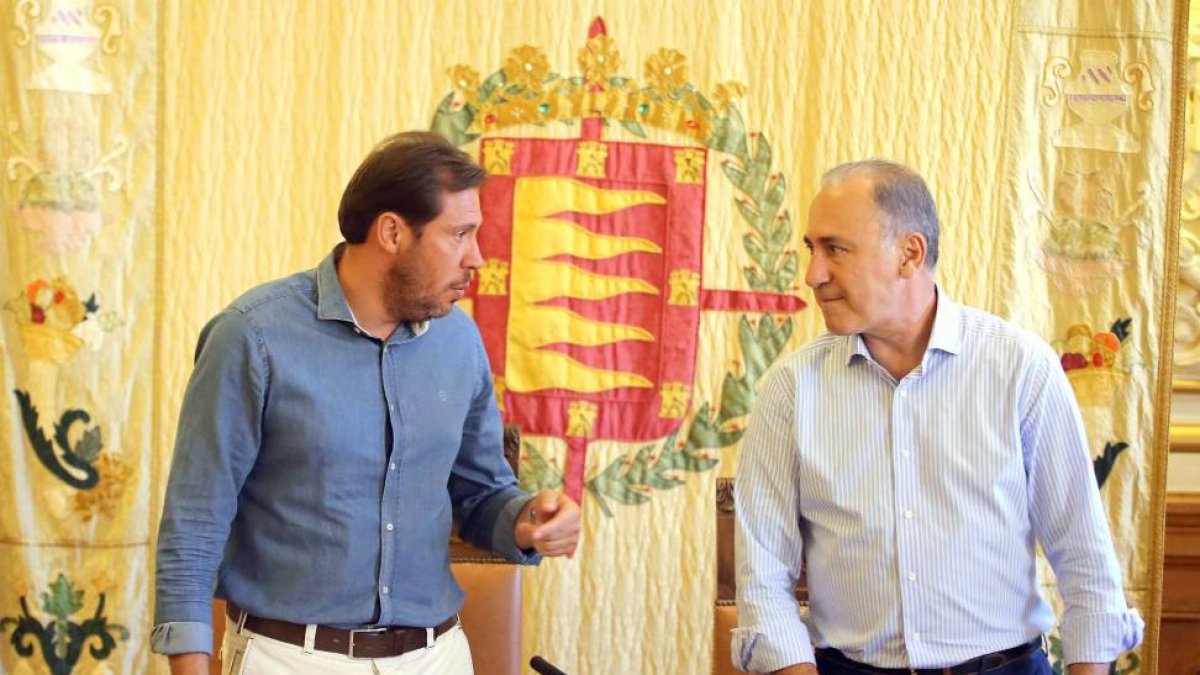 El alcalde, Óscar Puente, y el concejal de Hacienda, Función Pública y Promoción Economía, Antonio Gato Casado.-ICAL
