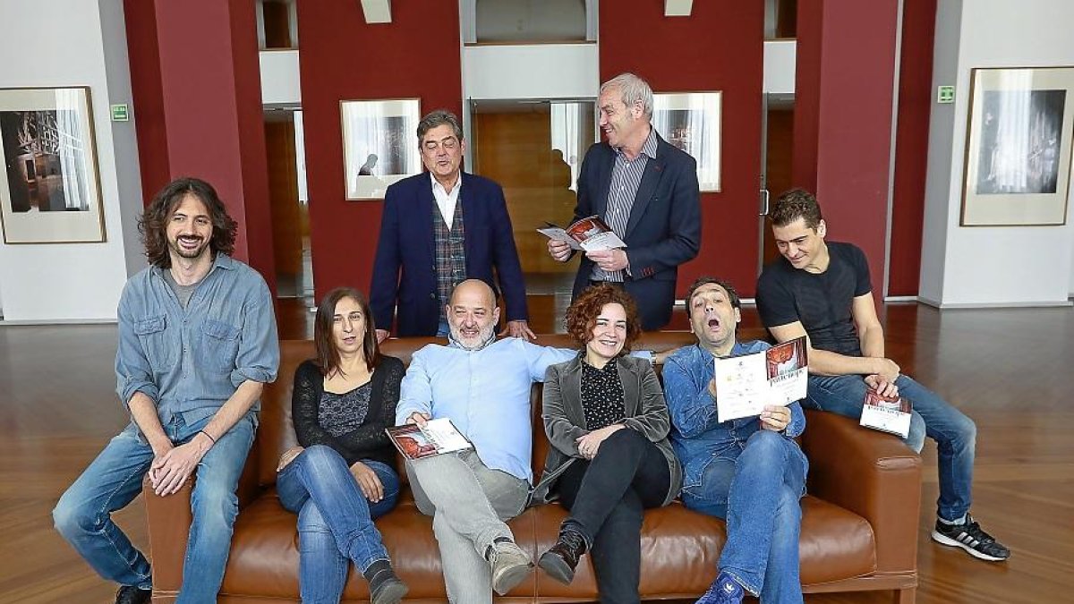 Elenco de ‘La Partenope’ junto a Viteri, ayer, en el Calderón.-J. M. LOSTAU