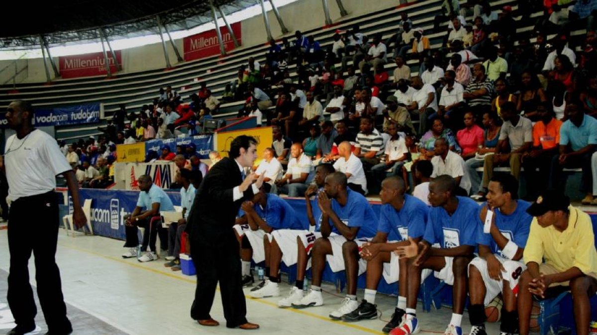 Iñaki Martín con la selección de Mozambique en 2011.-El Mundo