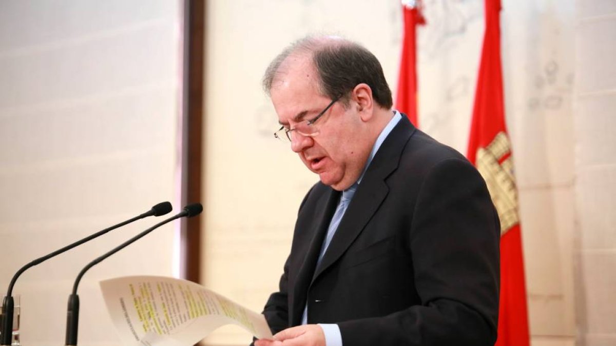 El presidente de la Junta, Juan Vicente Herrera, anuncia en rueda de prensa a los miembros de su Gobierno-ICAL