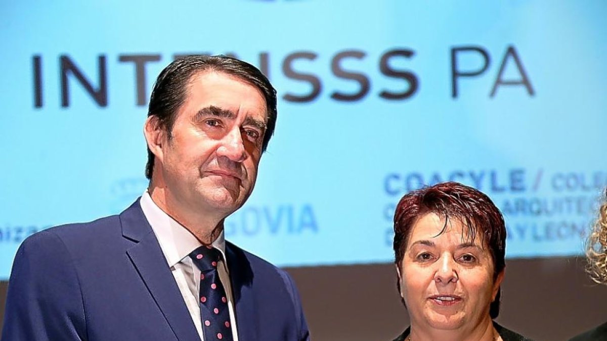 Carlos Suárez–Quiñones, junto a Clara Luquero, ayer.-ICAL
