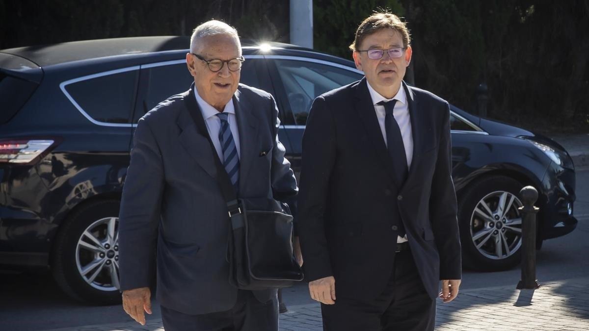 El presidente de la Generalitat valenciana, Ximo Puig, y el escritor y diputado Fernando Delgado llegan a la capilla ardiente de Carmen Alborch.-MIGUEL LORENZO