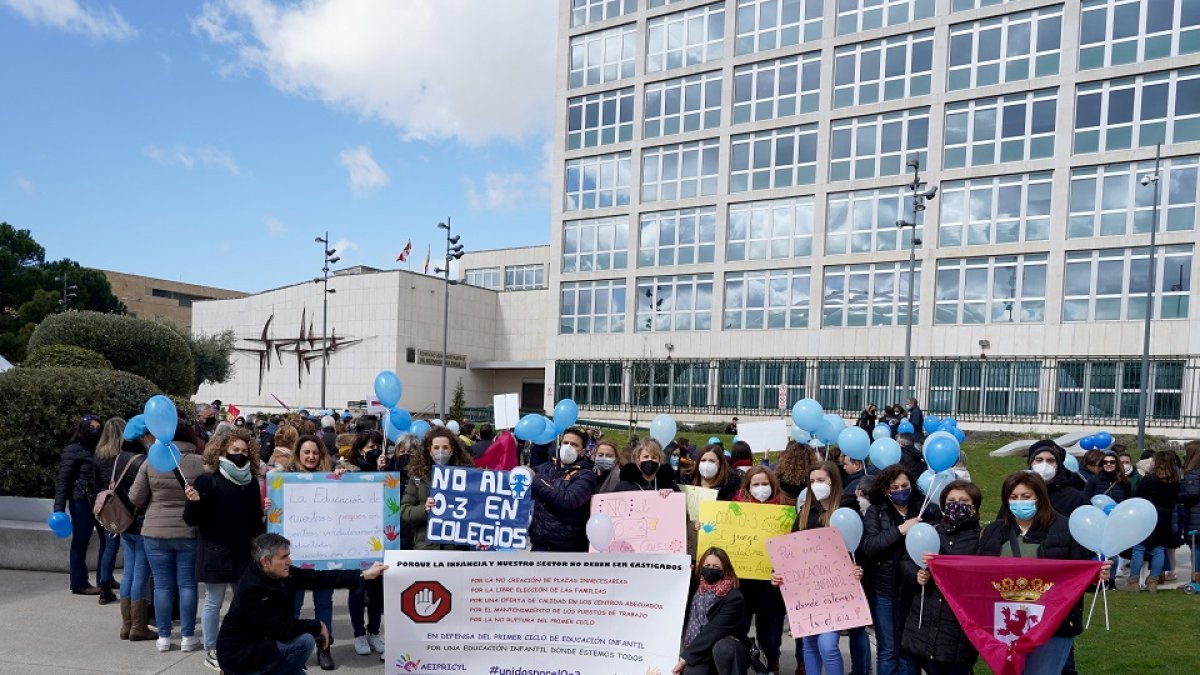 La Asociación de Escuelas Infantiles Privadas de Castilla y León (Epiprycy) se concentra para protestar por la creación de aulas gratuitas de dos años en los colegios.- ICAL