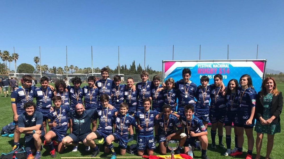 Parte de los componentes del VRAC Quesos Entrepinares sub-14 posa como campeón de España en las instalaciones de Oliva (Valencia).-VRAC