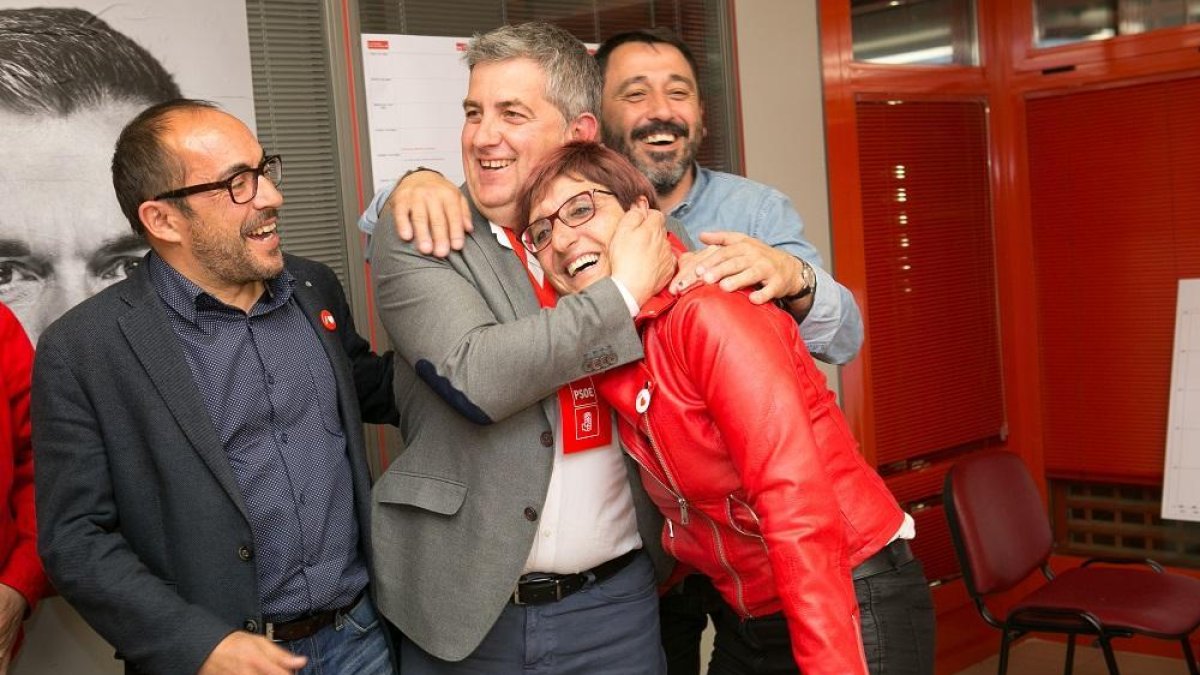 El candidato socialista al Congreso por Soria, Javier Antón, celebra junto a sus compañeros de partido los resultados en la elecciones generales-ICAL