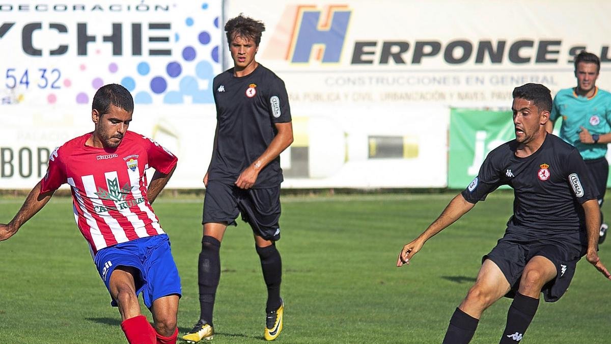 Abel Conejo abre el juego a la banda ayer.-DIEGO RAYACES / PHOTOGENIC