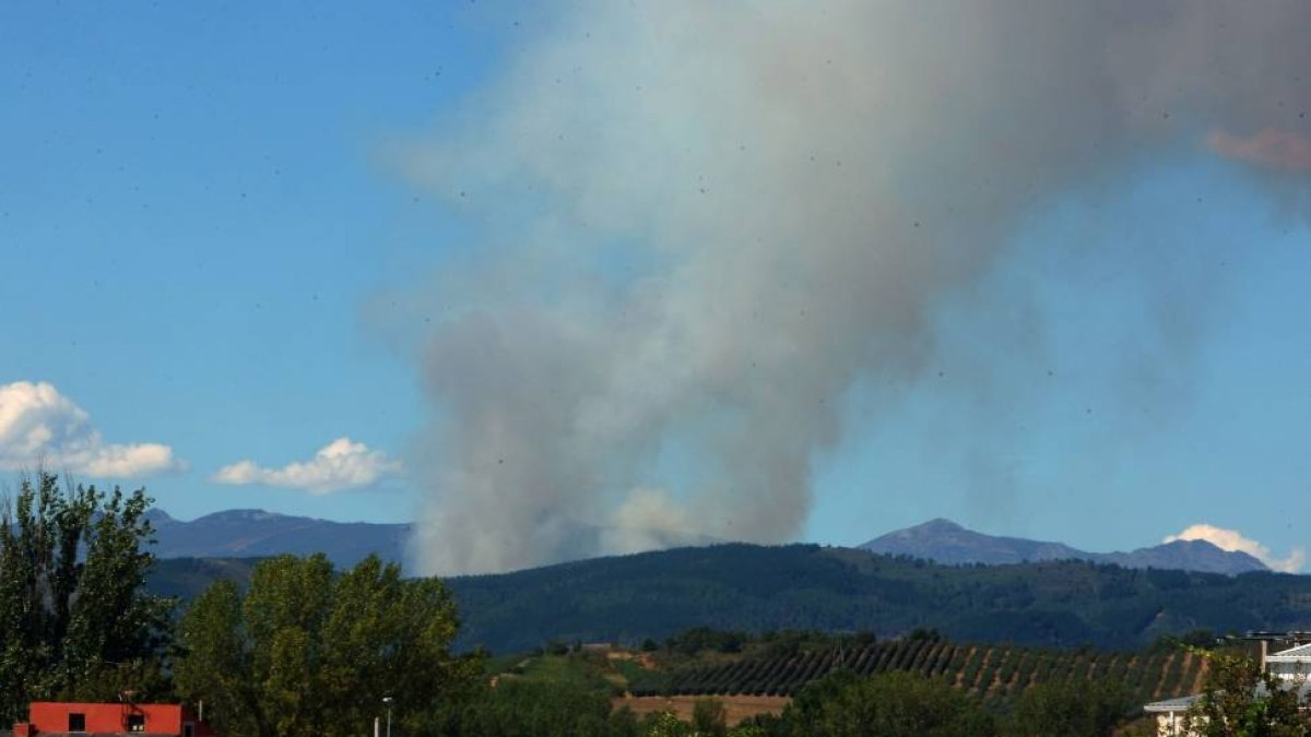 Incendio en la localidad de Vega de Espinareda (León), visto desde Ponferrada.-ICAL