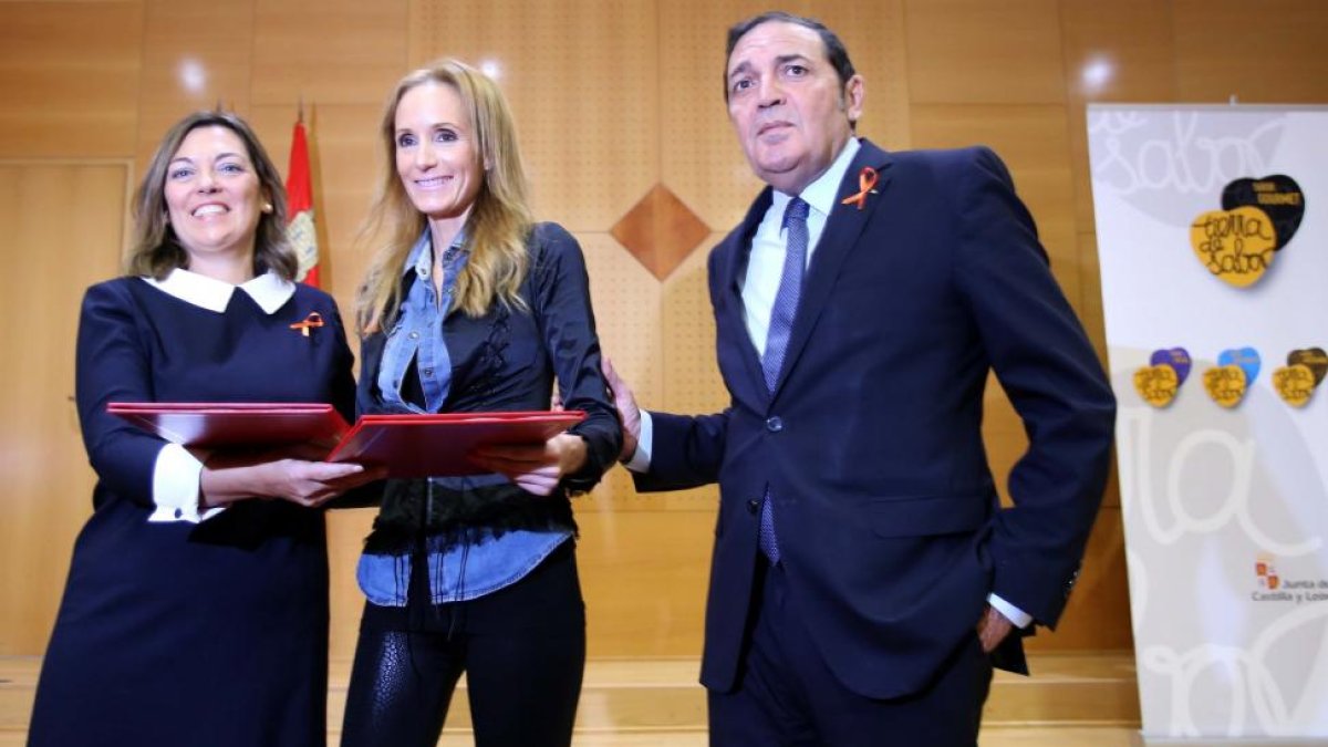 Milagros Marcos, Sandra Ibarra y Antonio María Sáez firman un protocolo de colaboración.-ICAL