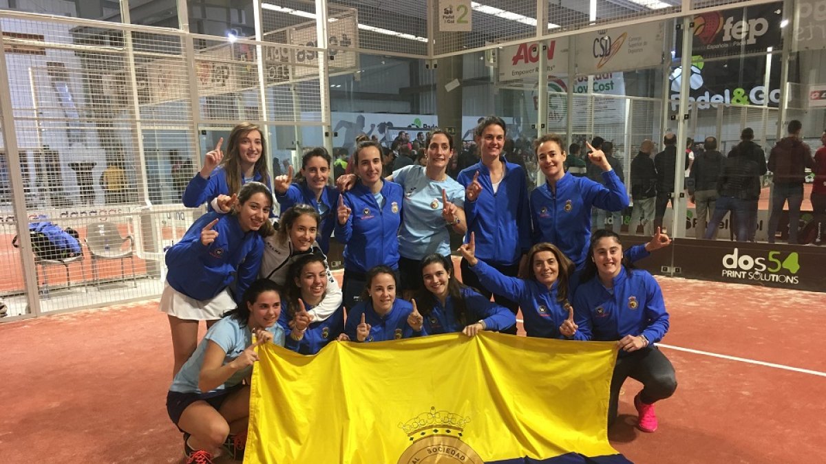 El equipo de la Hípica celebra la permanencia en las pistas de Bilbao. EL MUNDO