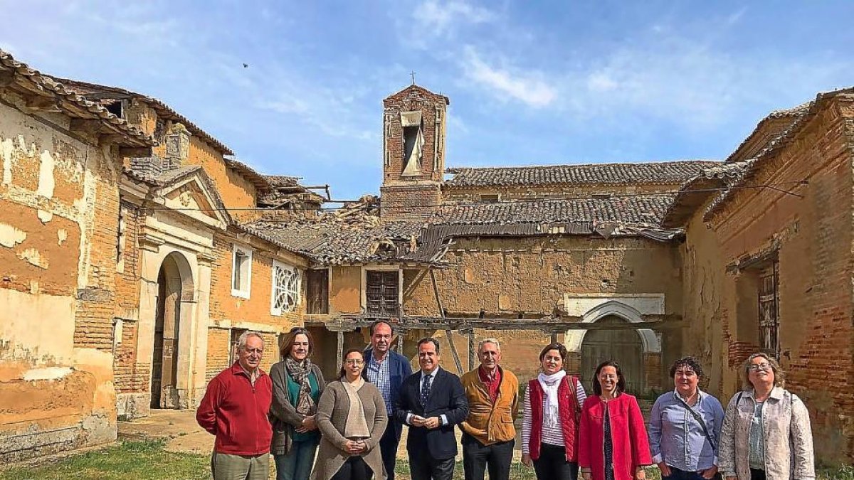 El alcalde, Faustino González, posa ante el convento de las Clarisas de San Bernardino.-EL MUNDO