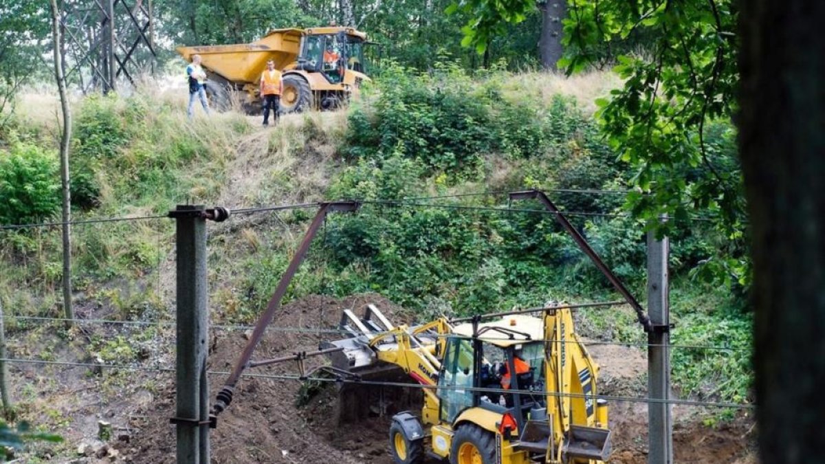 Un tractor durante el primer día de excavaciones para verificar la existencia de un supuesto tren nazi lleno de oro enterrado en el suroeste de Polonia, el 16 de agosto.-AFP / NATALIA DOBRYSZYCKA