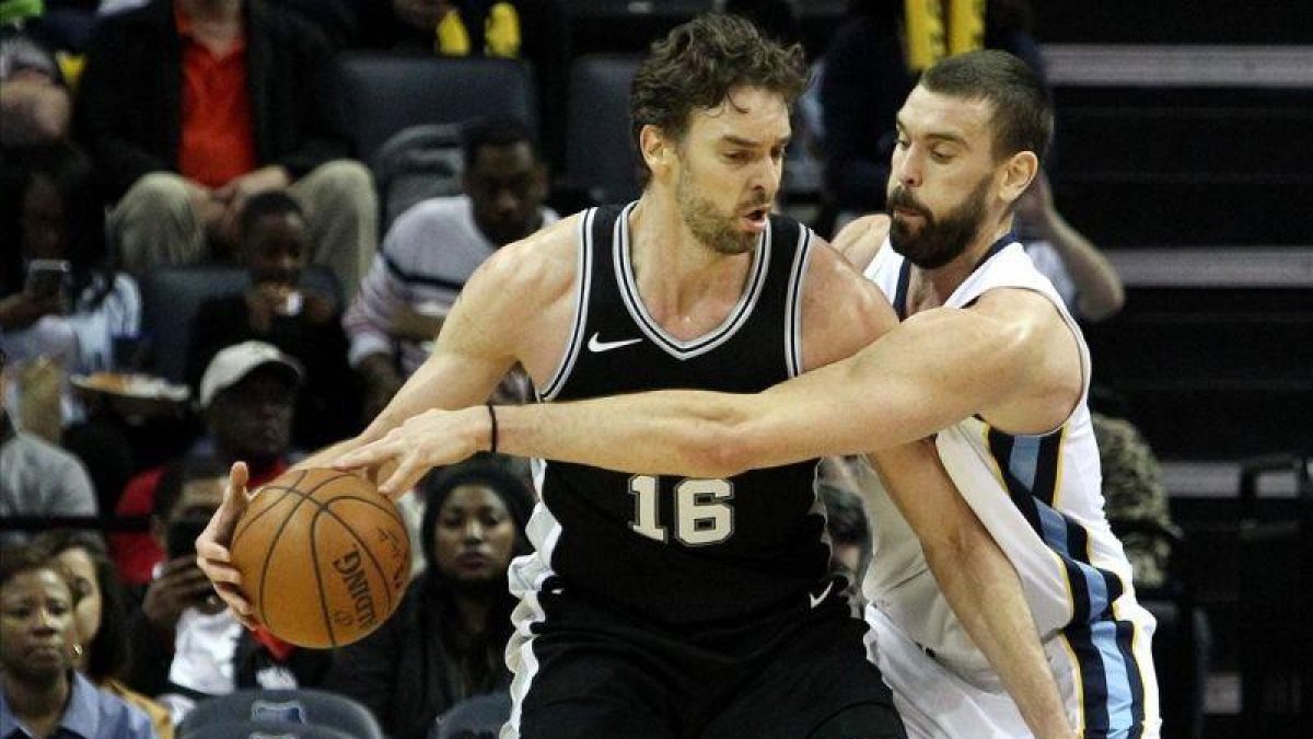 Pau Gasol juega de espaldas al aro, defendido por su hermano Marc en el partido de Menfis.-MIKE BROWN (EFE)