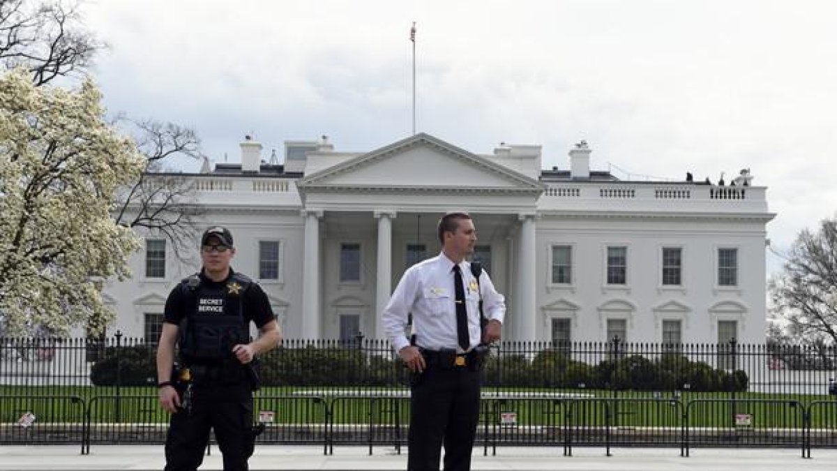 Agentes del Servicio Secreto custodian la Casa Blanca-SUSAN WALSH (AP)