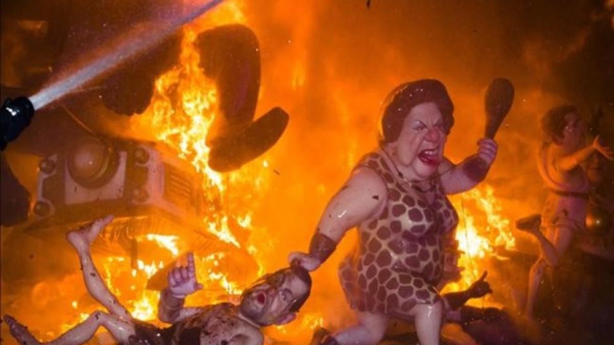 Dos 'ninots' de Rita Barberá y Mariano Rajoy arden en una falla de Valencia.-MIGUEL LORENZO
