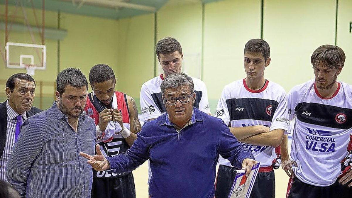 Paco García da instrucciones en Íscar .-JAVIER BARBANCHO