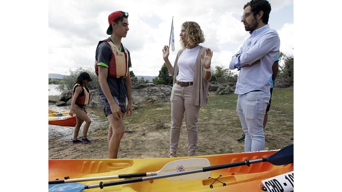 Gracía charlando junto a uno de los jóvenes en El Calar.-LUIS ÁNGEL TEJEDOR