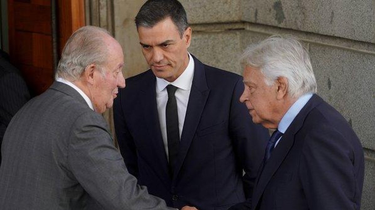 Pedro Sánchez, Felipe González y el rey emérito, a la entrada del Congreso.-JOSÉ LUIS ROCA