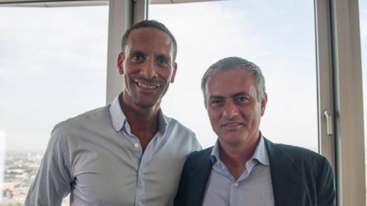 José Mourinho junto a Río Ferdinand en Manchester-TWITTER