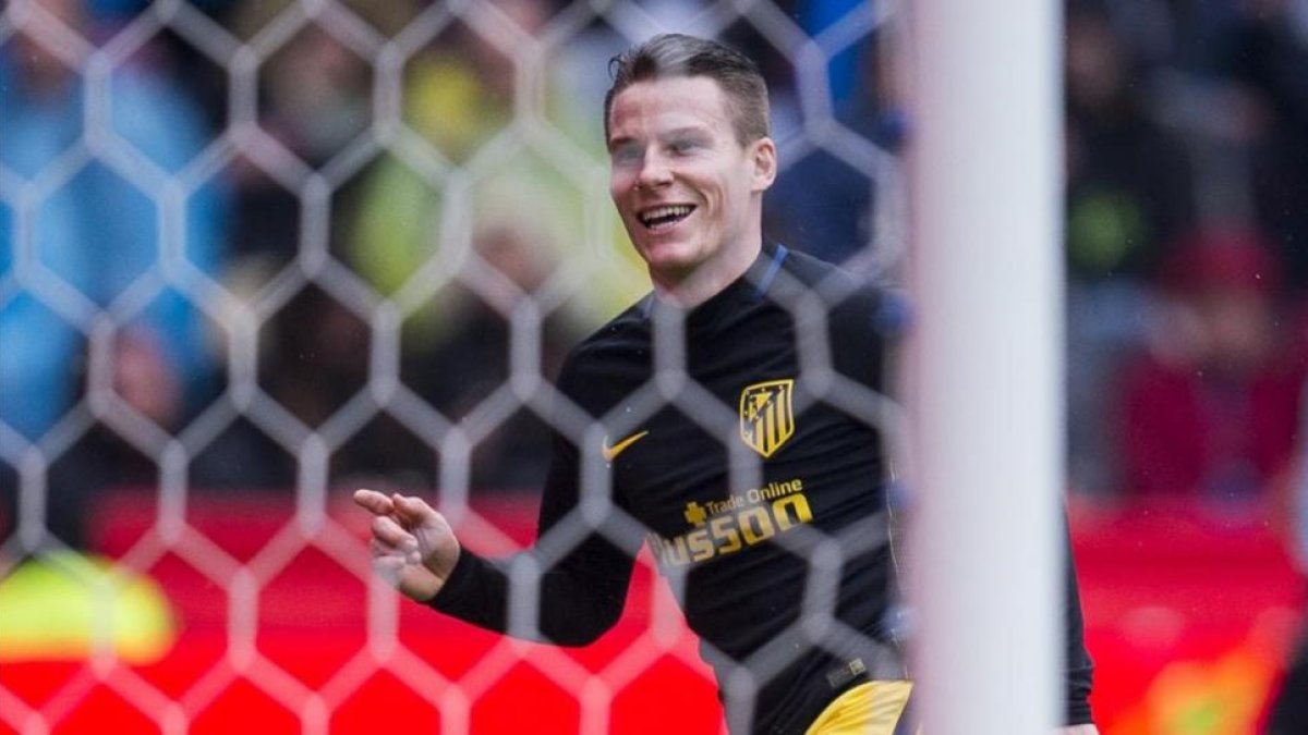 Gameiro celebra uno de los goles al Sporting.-GETTY IMAGES / JUAN MANUEL SERRANO