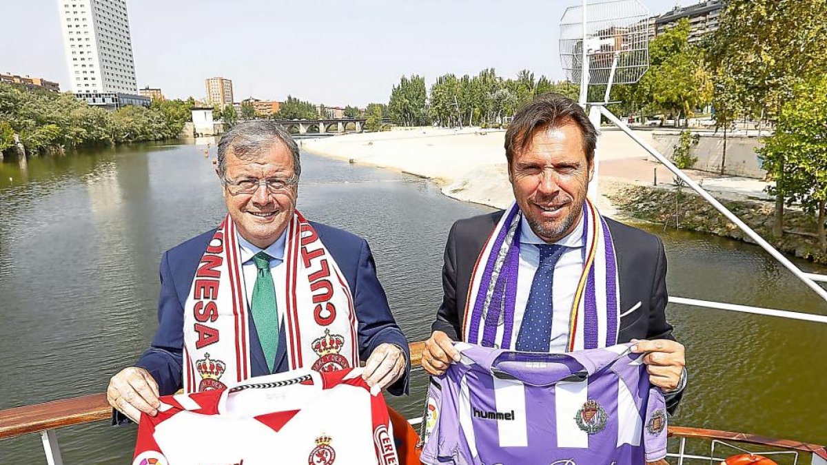 Antonio Silván, alcalde de León, y Óscar Puente, de Valladolid, posan en el barco con las camisetas de los equipos.-
