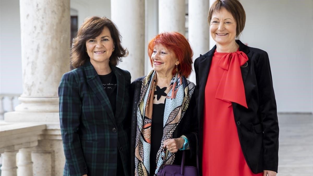 Carmen Calvo, con laa rectora de la Universitat de Valencia, Mavi Mestre, y la jurista Julia Sevilla, premiada con la medalla de la institución-MIGUEL LORENZO