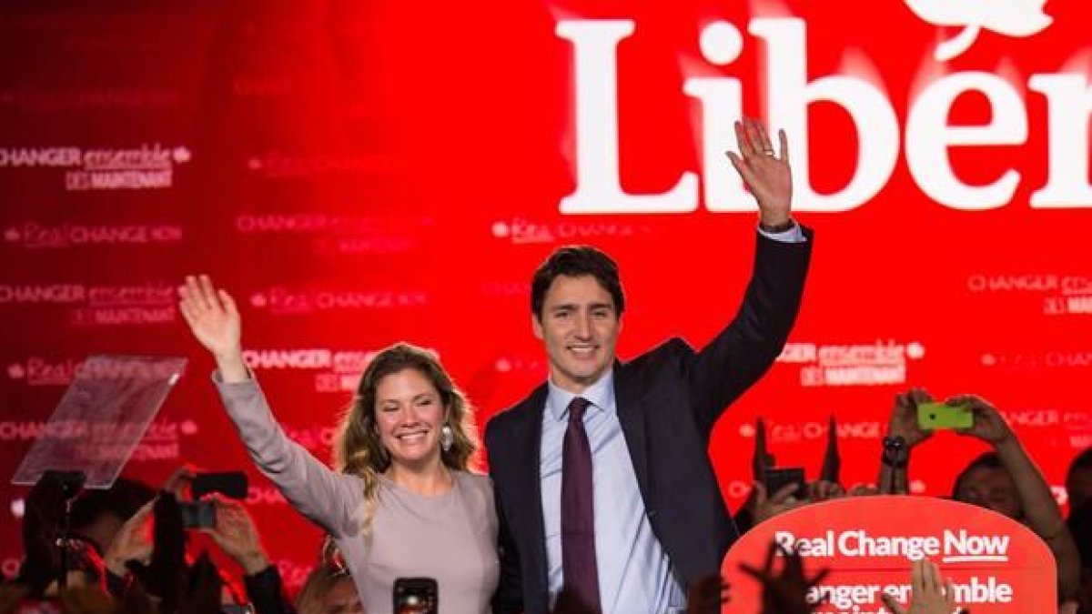 El líder del Partido Liberal de Canadá, Justin Trudeau, y su mujer, Sophie, saluda a su electorado, en Montreal, este martes.-NICHOLAS KAMM / AFP