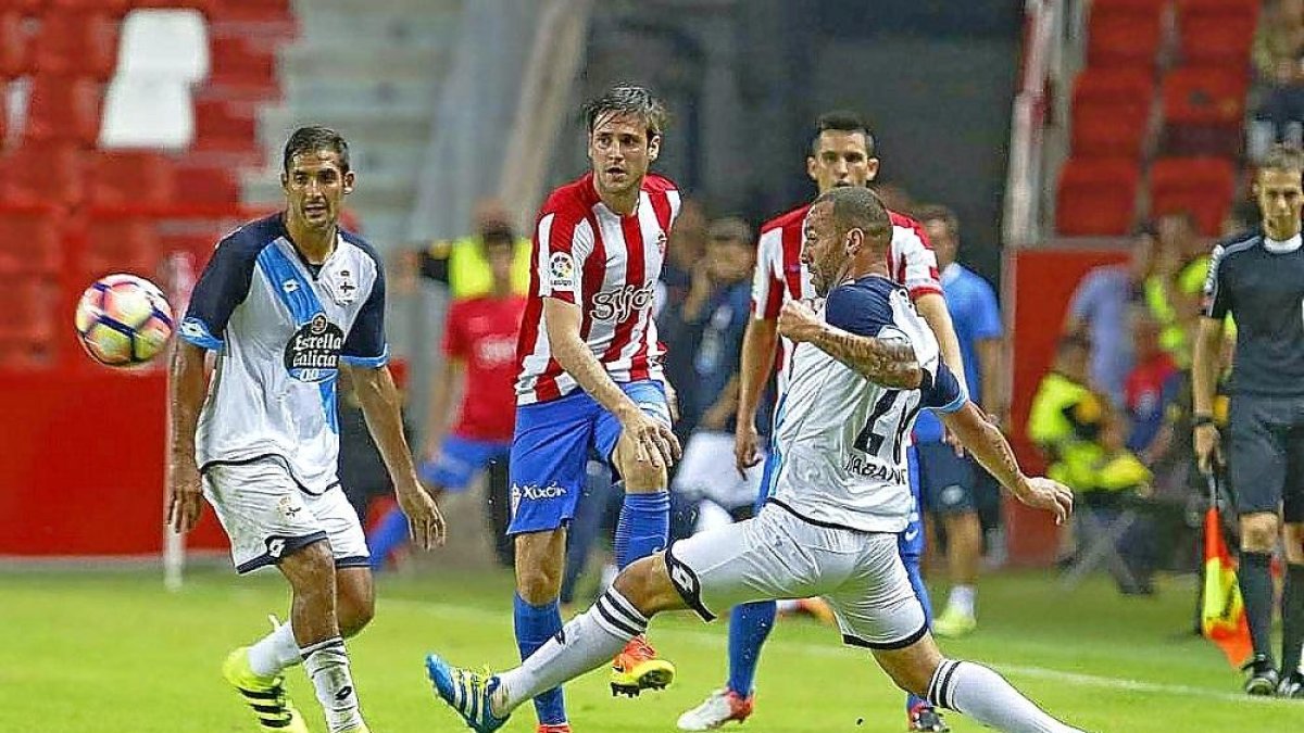 Centro de Duje Cop en el partido Sporting-Deportivo de la temporada 2016-2017.-JJ / LA NUEVA ESPAÑA