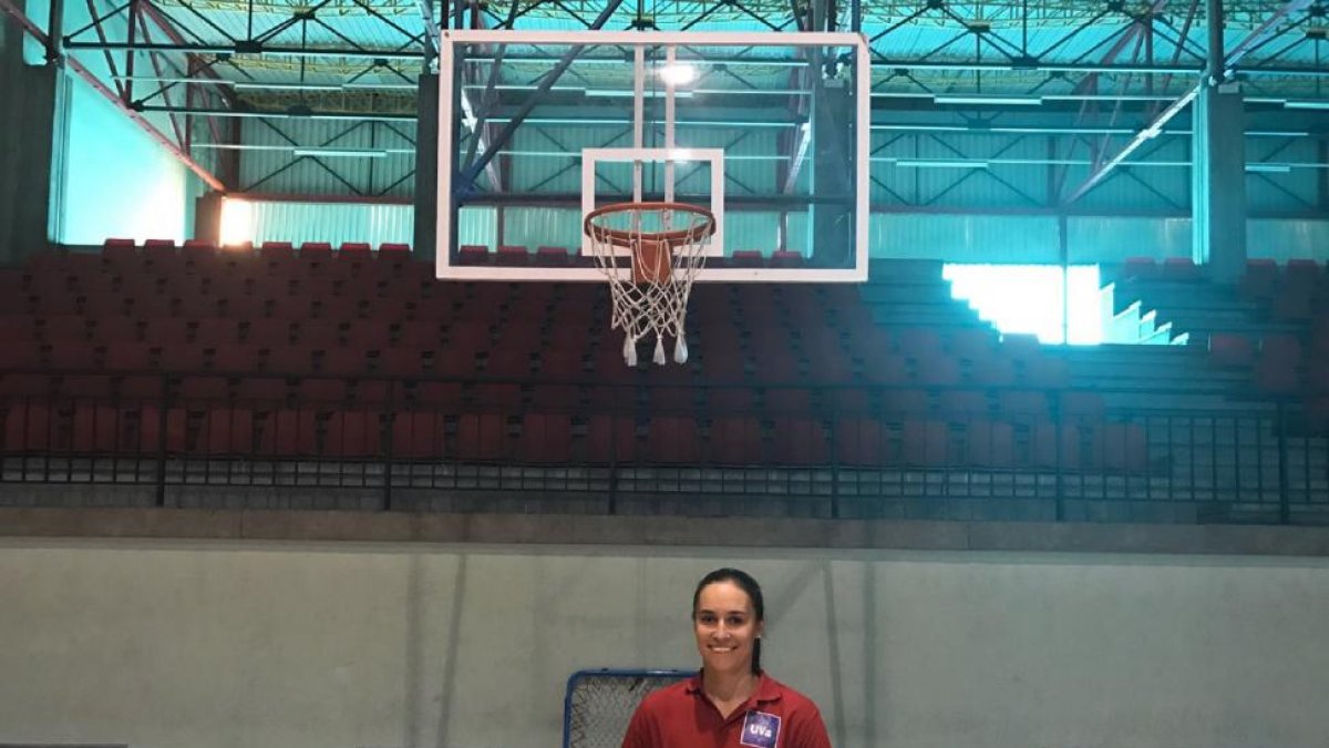 Marta Aranda, con su última camisetam, la de la Universidad de Valladolid.-E.M.