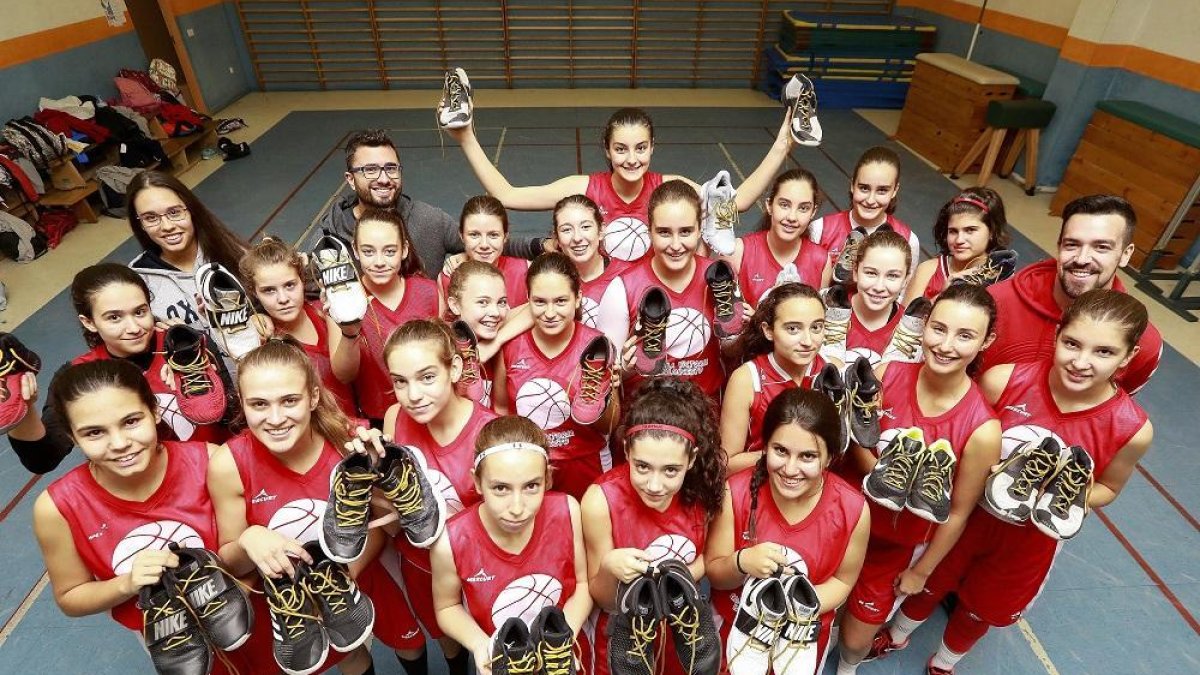 Las jugadoras del equipo cadete femenino delVega de Prado lucen los cordones dorados de sus zapatillas.-J.M. LOSTAU