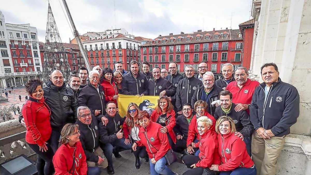 Óscar Puente, junto a la concejala de Cultura y Turismo, Ana Redondo, el presidente de Turismoto, Emilió Simó, y otros miembros del club motero.-ICAL
