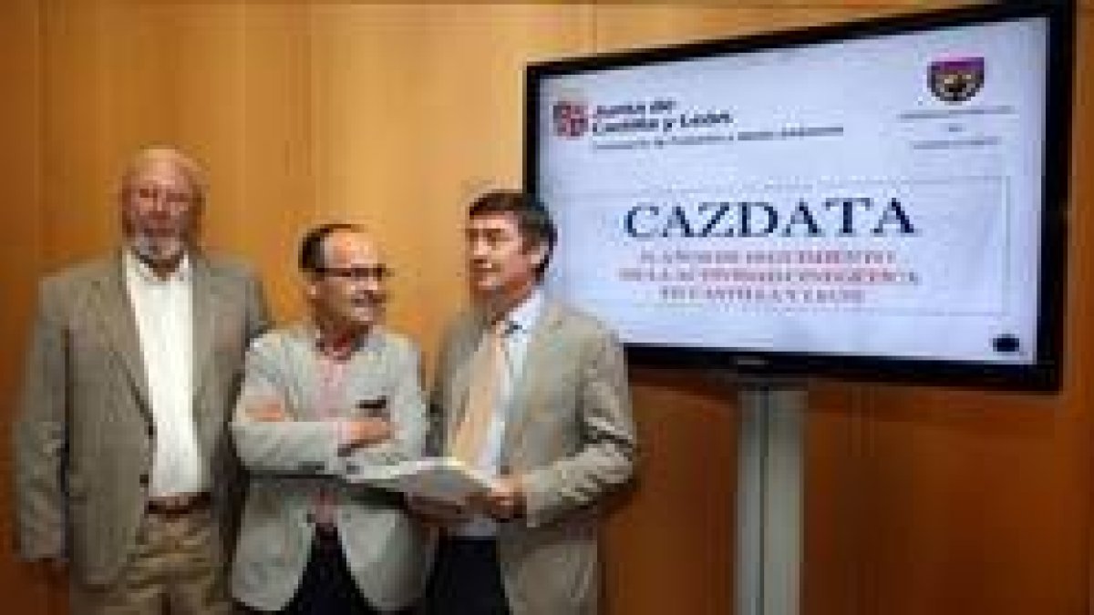 El director general de Medio Natural, José Ángel Arranz (D), y el presidente de la Federación de Caza de Castilla y León, Santiago Iturmendi (I), presentan los resultados de Cazdata, el programa de seguimiento de la actividad cinegética en la Comunidad-Ical