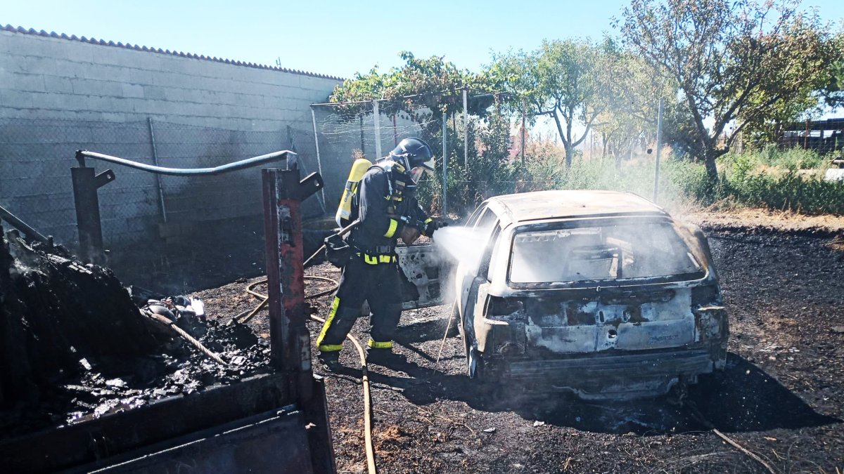 Incendio producido en un coche ubicado en una finca privada de Cigales (Valladolid) que se extendió por los rastrojos y maleza del terreno. Ical