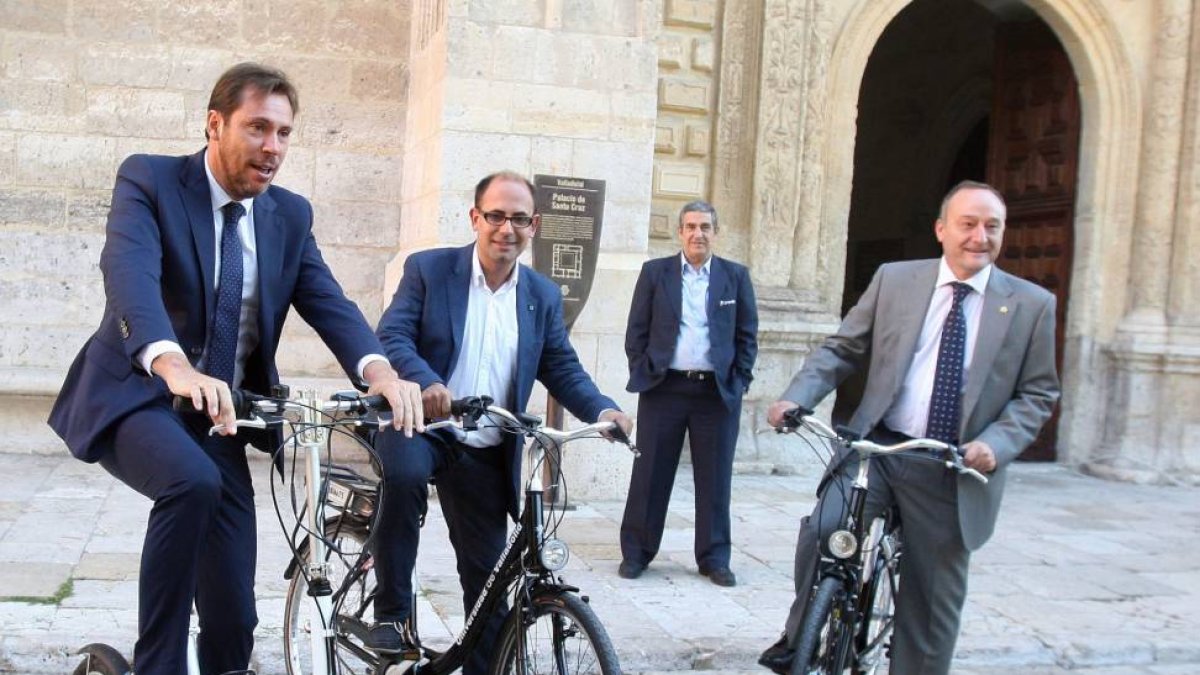 El rector de la Universidad de Valladolid, Daniel Miguel San José, y el alcalde de la capital, Óscar Puente, presentan el plan de movilidad eléctrica de la institución académica, en el día central de la Semana Europea de la Movilidad Sostenible.-ICAL
