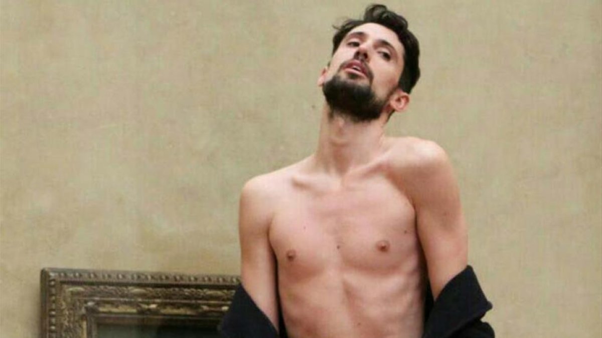 El artista catalán Adrián Pino se desnuda en el Louvre El artista catalán Adrián Pino se desnuda en el Louvre.-